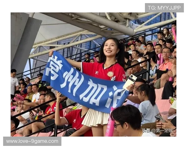 足球球星意外掉落观众席瞬间引爆全场 热血与惊险并存的戏剧性时刻